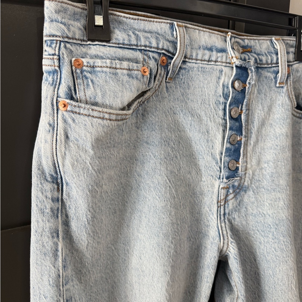 Levis Premium Jeans Womens Size 32x26 Light Stone Wash Wedgie Straight Fit - Picture 2 of 12
